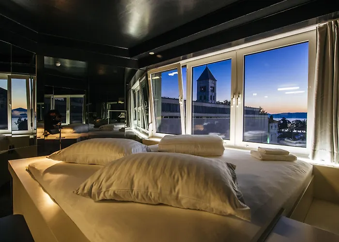 אכסניה Boutique Forum